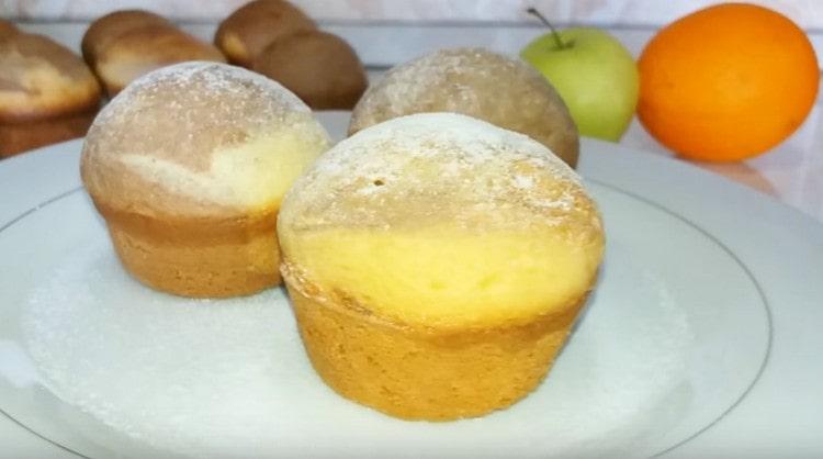 Les muffins cuits sur de la crème sure dans des moules en silicone peuvent également être saupoudrés de sucre en poudre.
