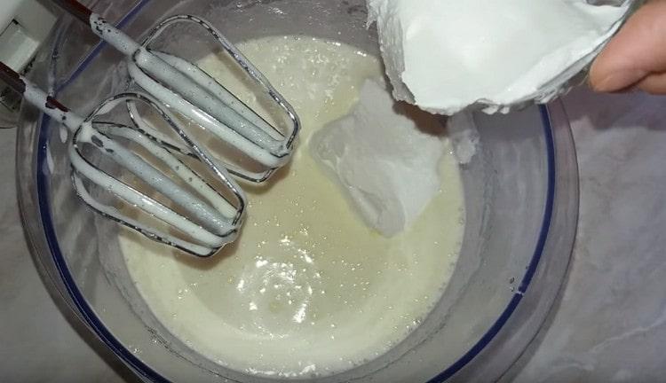 Agregue crema agria a la masa de huevo.