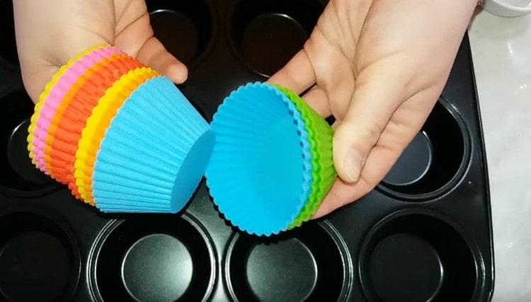 De tels cupcakes peuvent être cuits dans des moules en métal et en silicone.