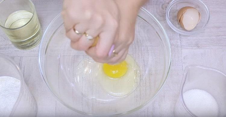 Batimos el huevo en un bol, lo añadimos.