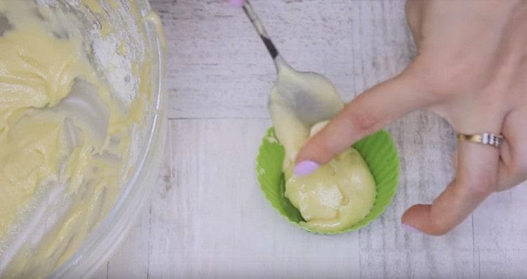 Dans un moule en silicone, on étale une partie de la pâte.