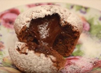 Kuhanje ukusnih kolača s čokoladom iznutra: recept s fotografijama i video zapisima po korak.