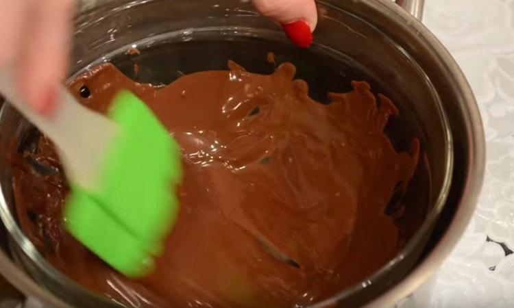 Melt the chocolate in a water bath.