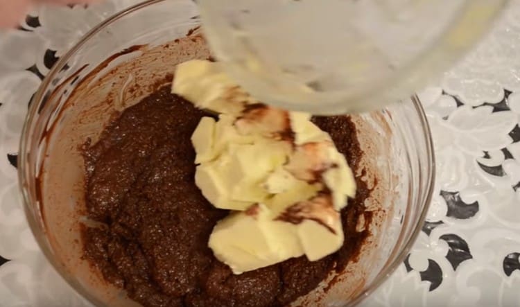 Agregue mantequilla suave a la masa de chocolate.