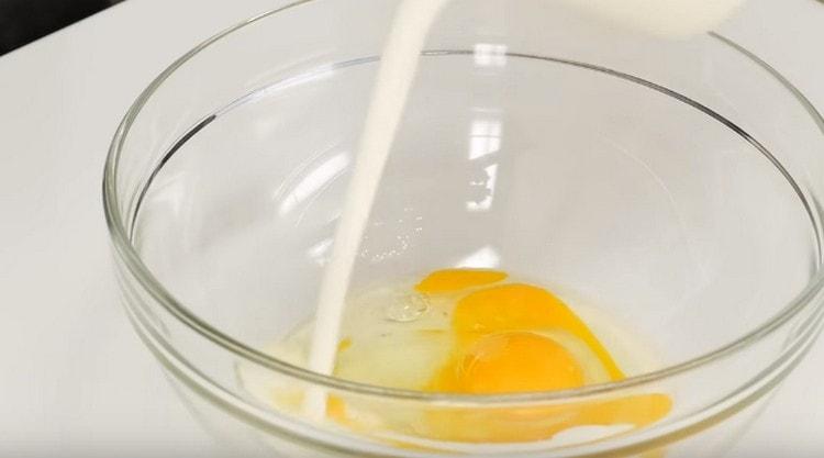 Mezclar los huevos y la nata.