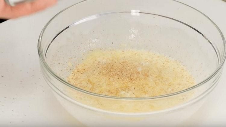Ajoutez le fromage, le poivre, le sel et la noix de muscade à la masse de la crème aux œufs.