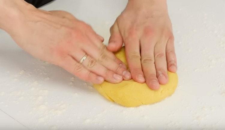 Pétrir légèrement la pâte.