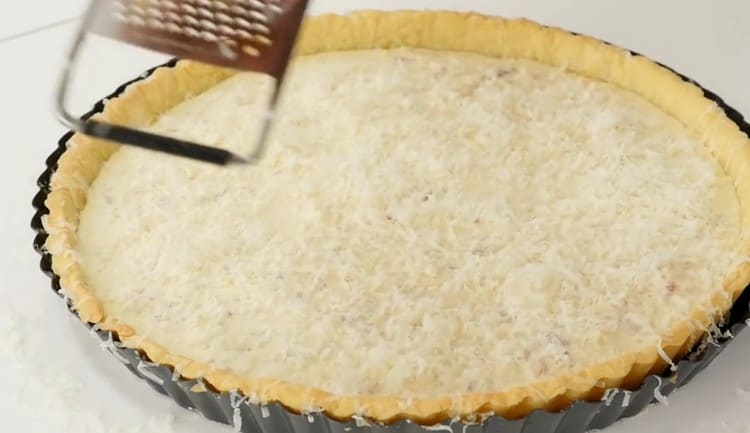 Frottez le reste du fromage sur la tarte.