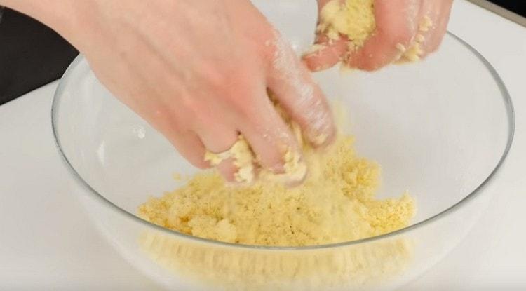 Agregue la mantequilla y muela la harina y la mantequilla en migajas.