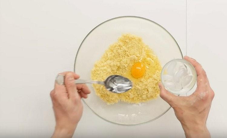 Agrega el huevo y el agua helada.