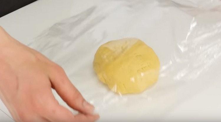 Envelopper la pâte dans un film plastique et la mettre au réfrigérateur.