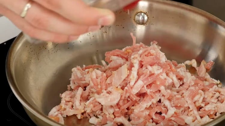 mettez le bacon dans une casserole et mettez-le à frire.
