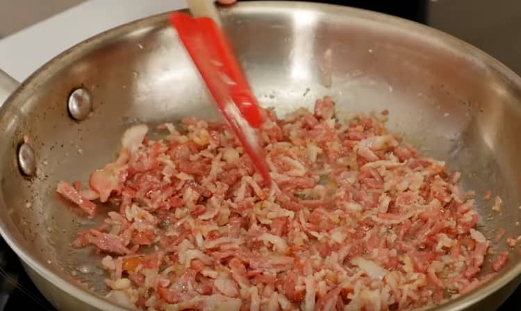 Pržite slaninu dok se ne skuha.