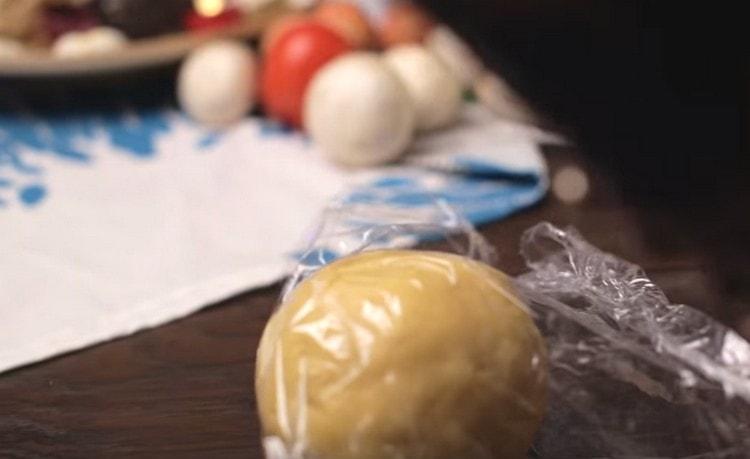 Nous recueillons la pâte en une masse, l'enveloppons dans un film plastique et la mettons au réfrigérateur.