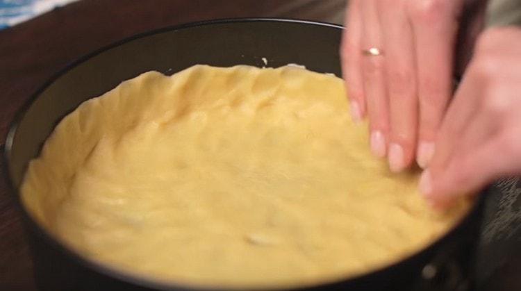 De la pâte, nous formons la base de la tarte sous une forme détachable.
