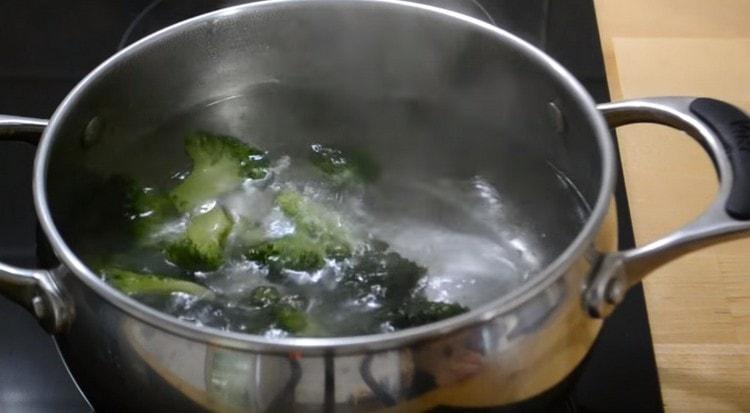 Pon el brócoli congelado en agua hirviendo.