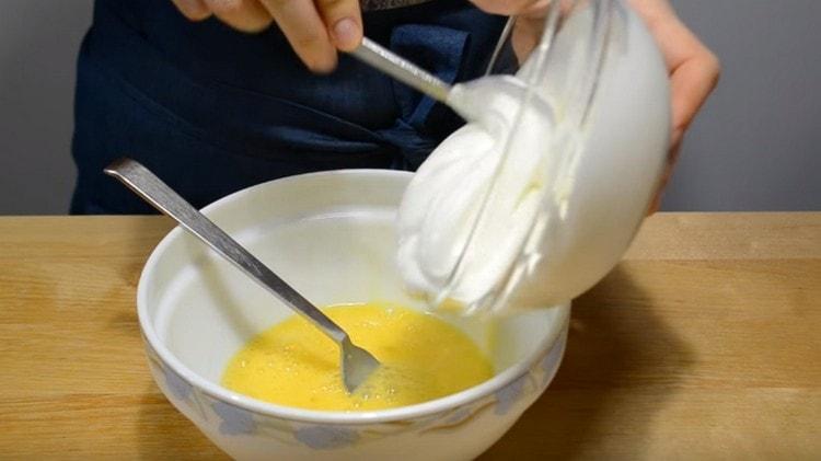 Batir los huevos y agregarles crema agria.