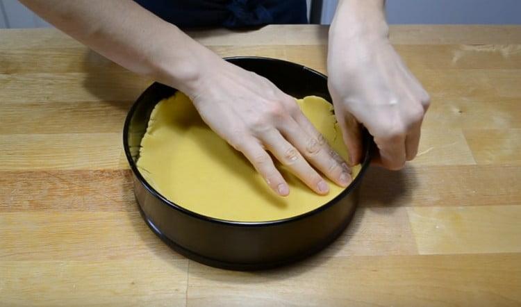 À partir d'un morceau de pâte plus volumineux, nous formons la sole du gâteau.