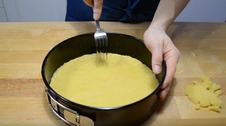 Amb una forquilla punxem la base del pastís.