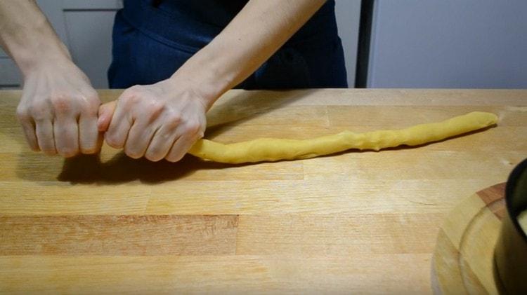 À partir du reste de la pâte, nous faisons un long garrot