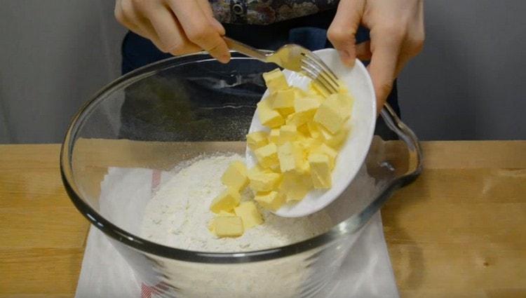 Agregue mantequilla fría a la harina.