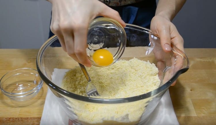Add the egg yolk and mix the mass.