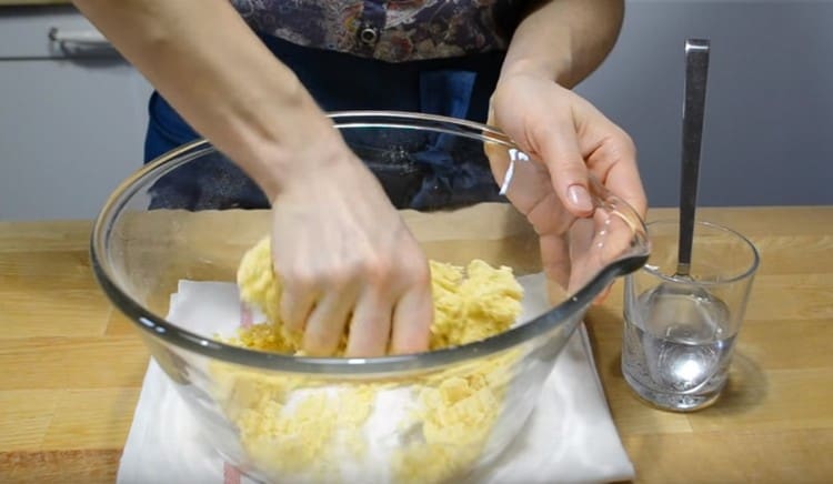 Ajouter de l'eau en plusieurs parties, pétrir la pâte.