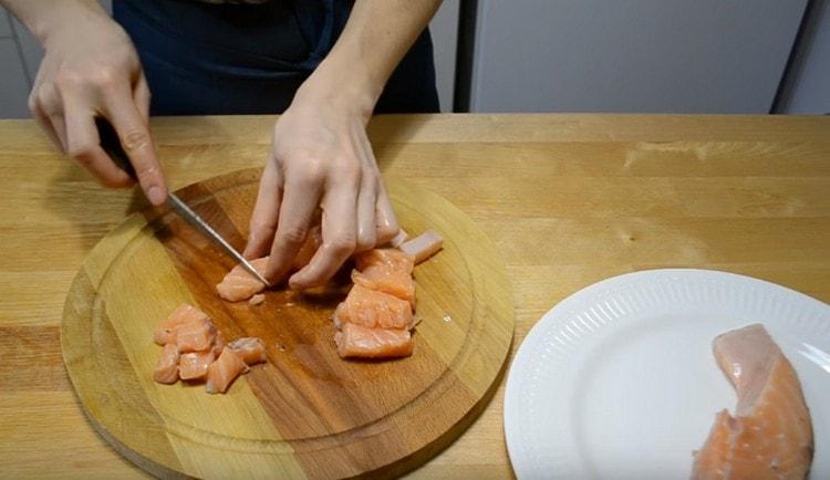 Para el relleno, corta el salmón en trozos.