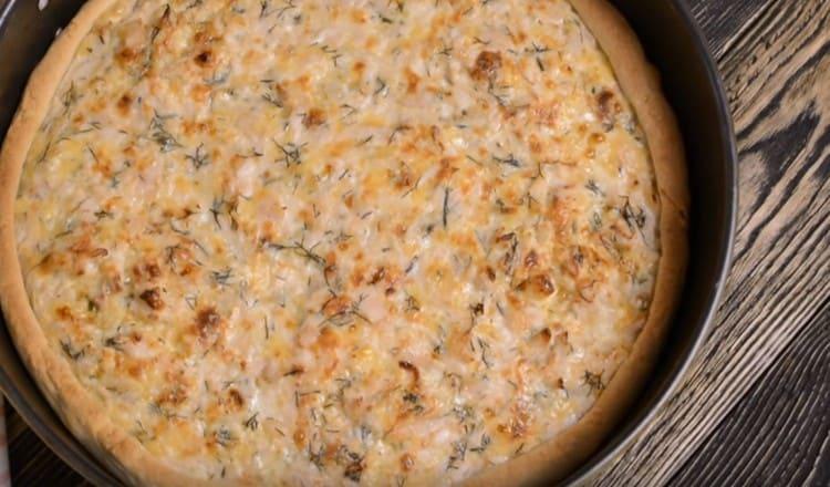 Fragrant quiche with chicken is ready.