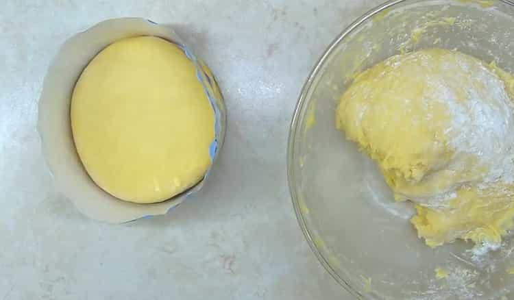 Da biste napravili klasični uskrsni kolač jednostavnim receptom, tijesto stavite u oblik