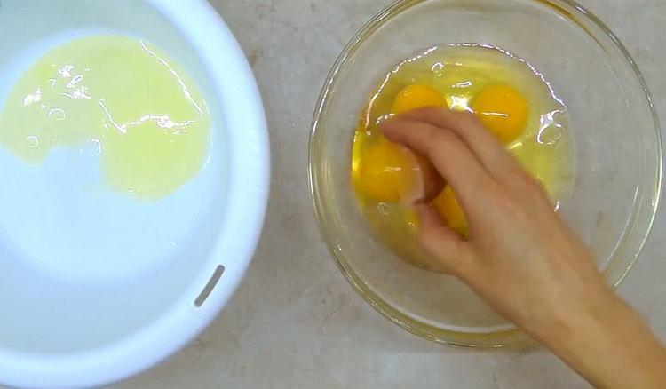 Da biste napravili klasični uskrsni kolač jednostavnim receptom, pripremite jaja