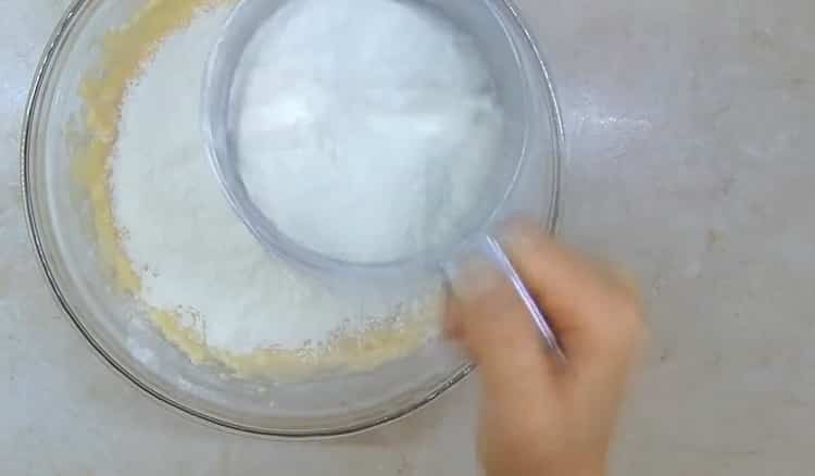 Da biste napravili klasični uskrsni kolač jednostavnim receptom, prosijte brašno
