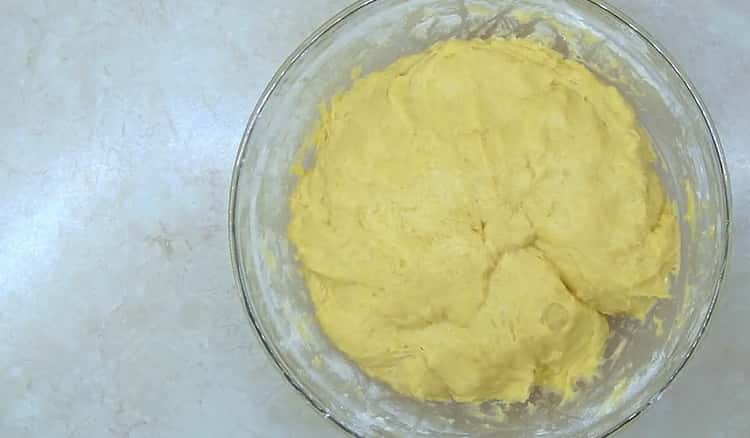 Zamijesite tijesto kako biste napravili klasični uskrsni kolač koristeći jednostavan recept.