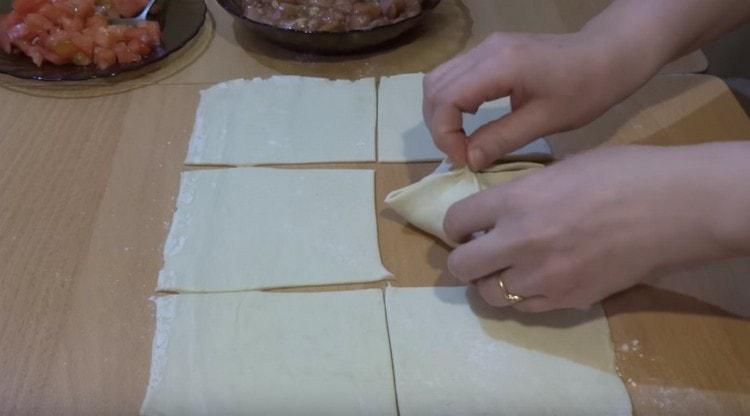 Nous connectons les coins du test croisé, créant ainsi l'enveloppe.