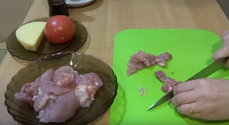 Couper le poulet en petits morceaux.