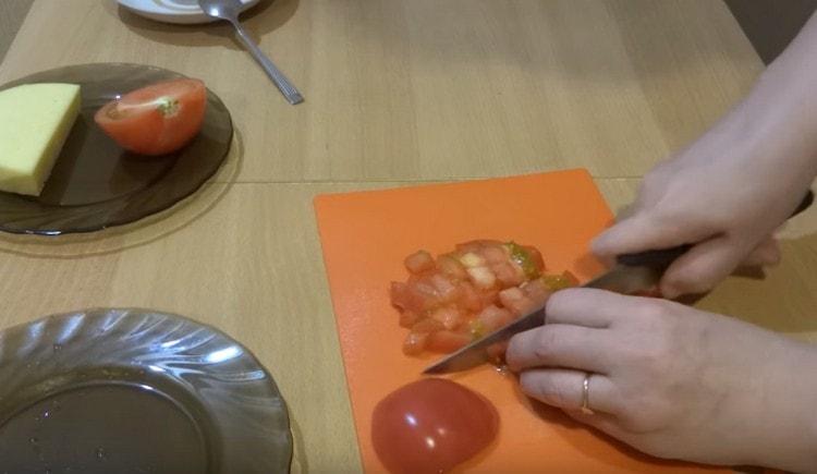 Couper une tomate fraîche en dés.