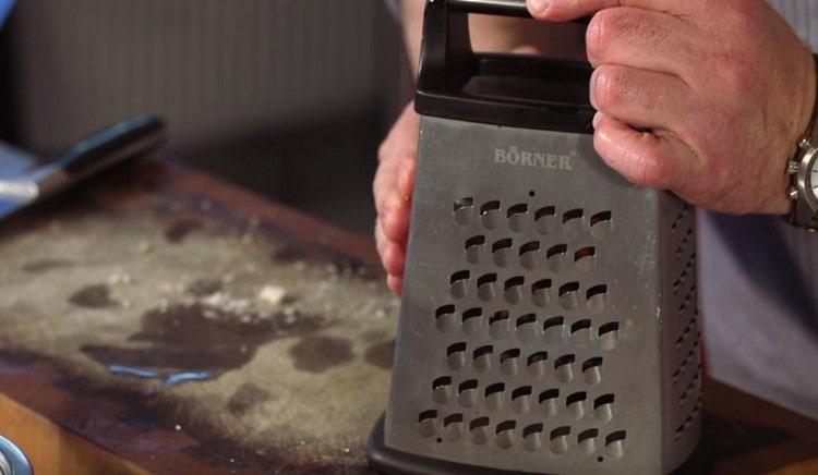 Rub the garlic on the smallest grater.