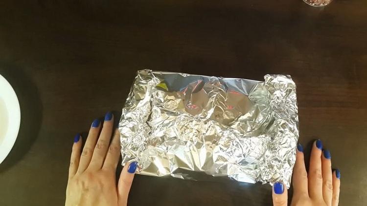 Para hacer pescado rojo en el papel de aluminio en el horno, forme un sobre