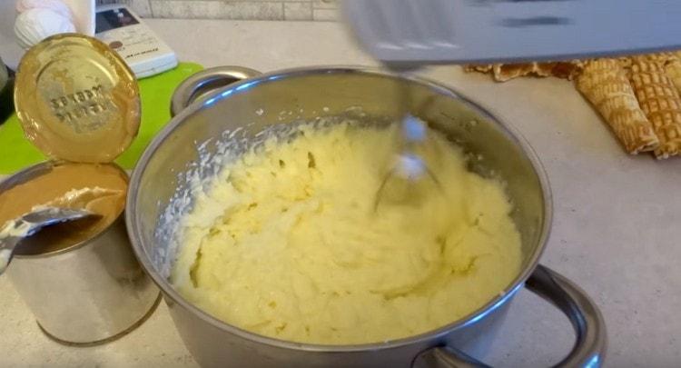 Beat the cooled cream by adding butter.