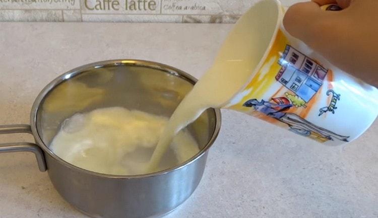 Vierte la leche en la olla.