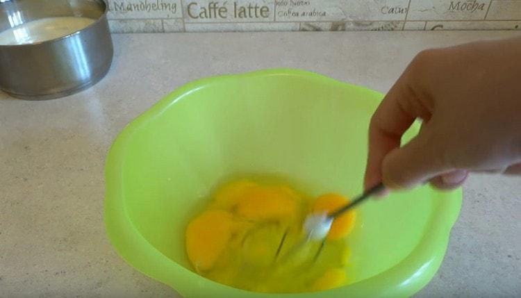 Batir los huevos por separado.