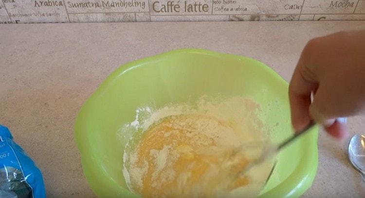 Agregue azúcar de vainilla y almidón a los huevos.