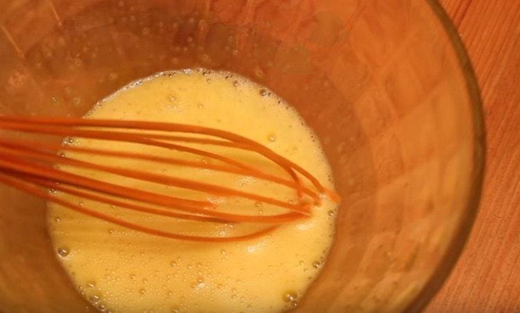 Beat the egg mass with a whisk.