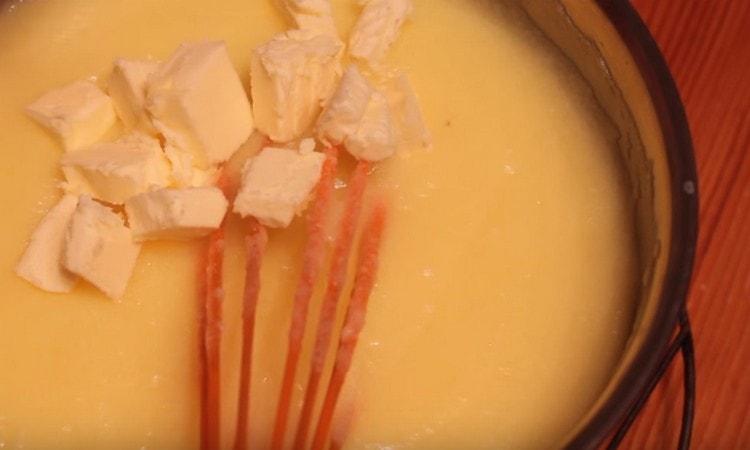 En una crema casi lista, agregue la mantequilla cortada en trozos.