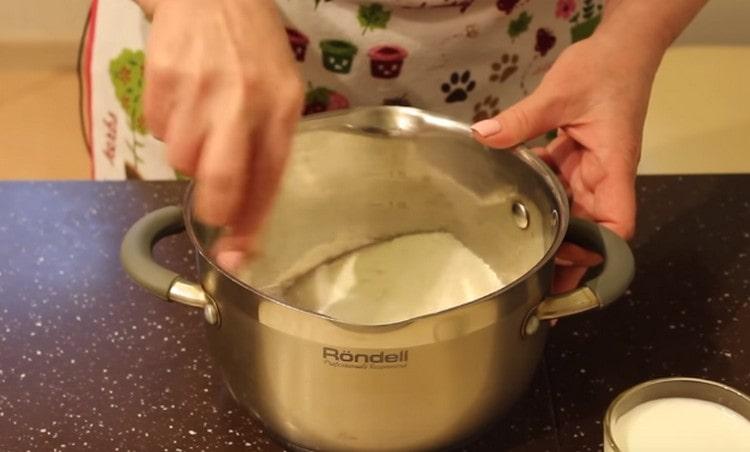 Mix sugar and flour in a saucepan.