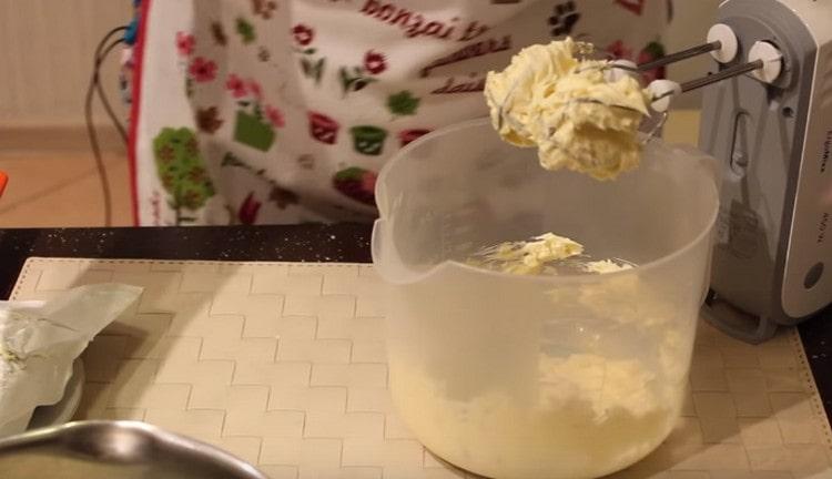 Batir la mantequilla ablandada con una batidora.