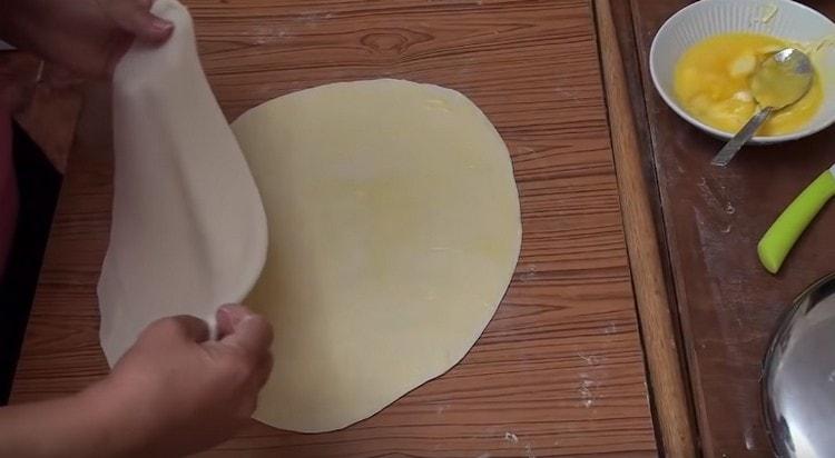 Engrase cada círculo de masa con mantequilla derretida y apílelos uno encima del otro.
