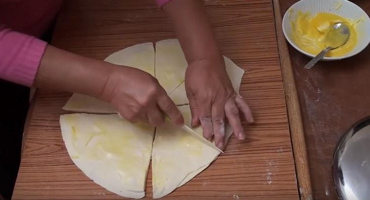 The resulting puff pastry circle is cut into 8 sectors.