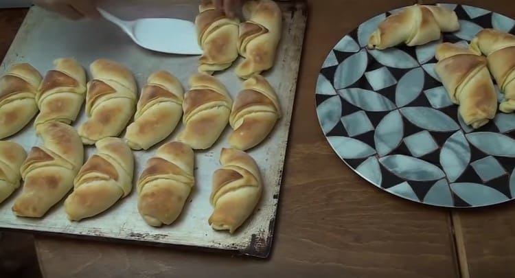 Voici de tels merveilleux croissants de pâte feuilletée fourrée que nous avons réussis.