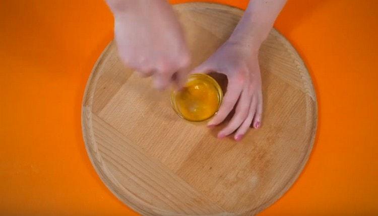Battre le jaune avec une fourchette avec une pincée de sel.